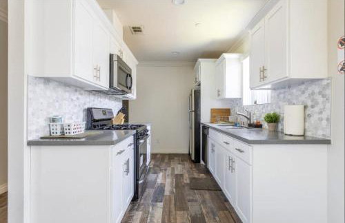 Cheerful 5BR house with parking near USC - Photo 17