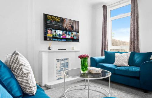 Stylish 3 Bed House - Garden - Parking - Netflix 181TA - Photo 1