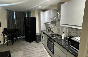 Newly Refurbished 2 Bedroom Flat New Southgate London N11 - Foto 13