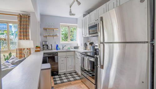 Tranquil 2BR downtown condo, Parking, King bed - Photo 2