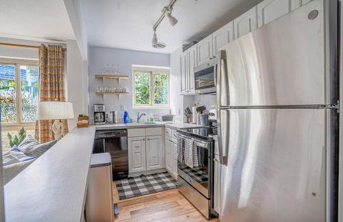 Tranquil 2BR downtown condo, Parking, King bed - Foto 2