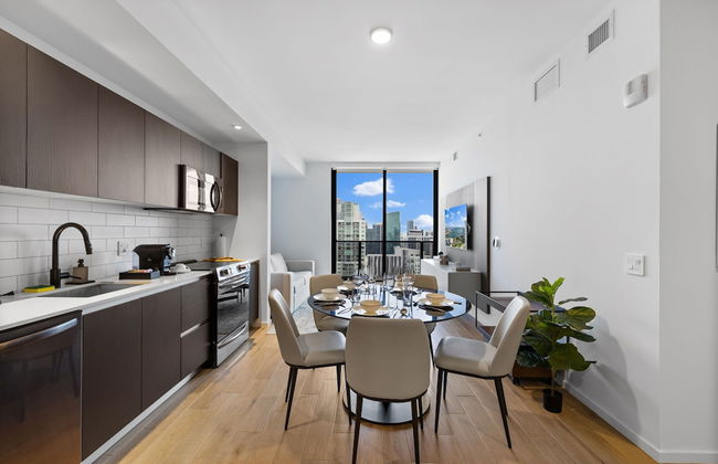 Luxurious Condo Downtown Miami Heart - Photo 16