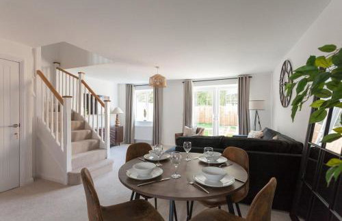 Runcorn Spacious Modern 3 bedroom House, 4 beds, On site Parking, Long stay deals - Foto 1