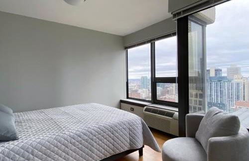 River North Magnificent Mile Condo, Lake and City Views, 43rd Floor Corner, Parking Included! - Foto 27