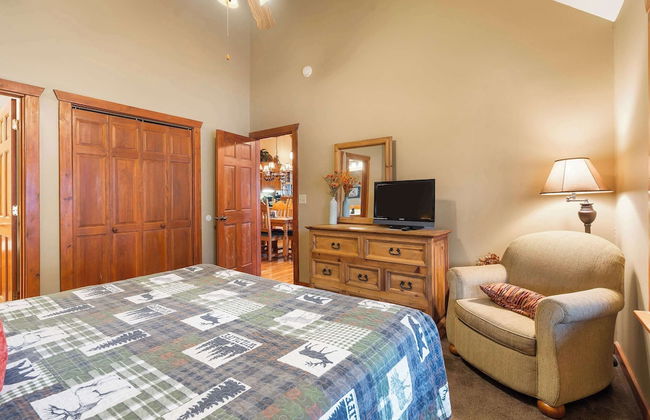 Creekside - 2 BDR Resort Cabin in Epic Location! - Photo 3