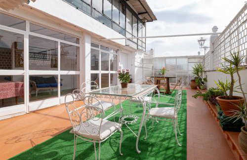 habitación de 2 camas con 2 ventanas al exterior y TV en casa compartida - Foto 15