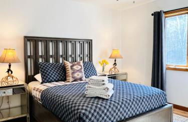 Stylish Mountain Chalet 15mins to Gore Mountain , Large Hot Tub, Playroom & Large Heated Pool - Foto 22