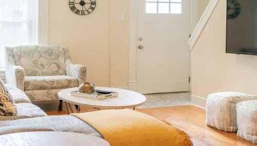 Cozy 3BR Townhome Perfect Location ABODEbucks - Foto 3