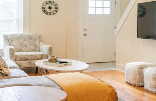 Cozy 3BR Townhome Perfect Location ABODEbucks - Foto 3