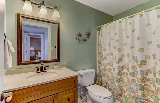 Newly Remodeled Oceanfront Condo with Salt Water Pool and Private Walkway to Beach by RedAwning - Foto 15