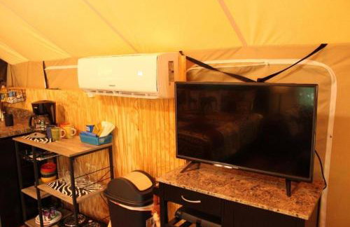 African-Themed Safari Tent for Glamping in West Virginia - Foto 17