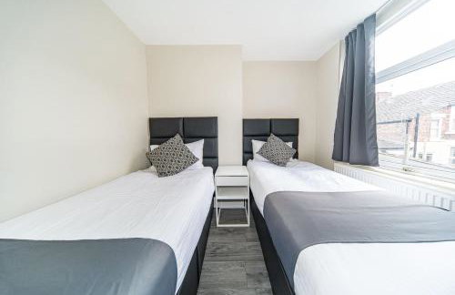 RYAN AIR I BNB - Huge 4 Bedroom House with Free Parking - Foto 21