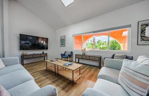 The Pink House - Palm Springs Gem with Private Pool & BBQ - Foto 40