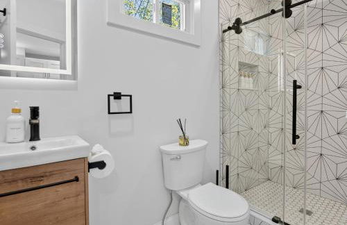 LUX Retreat Home with Yard - Foto 48