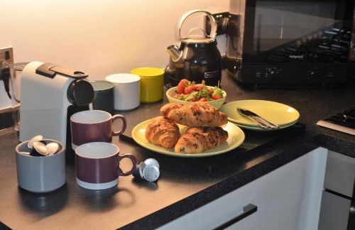 THE HIDEAWAY - LUXURY SELF CATERING COASTAL APARTMENT with PRIVATE ENTRANCE & KEY BOX ENTRY JUST A FEW MINUTES WALK TO THE BEACH, SOLENT WAY WALK, SHOPS and many EATERIES & BARS - FREE OFF ROAD PARKING,FULL KITCHEN, LOUNGE,BEDROOM , BATHROOM & WI-FI - Foto 72