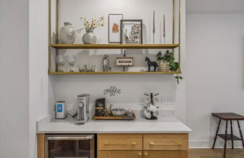 Modern Multi-Level Retreat with Rooftop Hot Tub - Foto 22