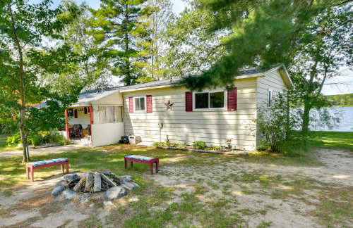 Lakefront Retreat with Pedal Boat and Dock in Kalkaska - Foto 3