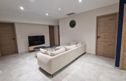 SUPERBE APPARTEMENT porte de la Cité Médiévale à SOMMIERES entièrement rénové très bien équipé 6 pers balcon clim parking privé devant - Foto 17