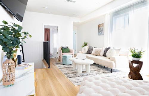 Luxury House 3-Level 4-bedroom, Free Parking and Patio - Photo 6