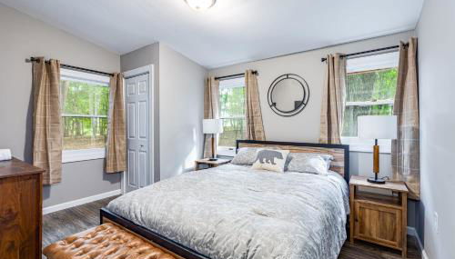 Cozy & Modern w Hot Tub, Fire Pit, Grill & Pond - Photo 4