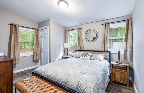 Cozy & Modern w Hot Tub, Fire Pit, Grill & Pond - Photo 4