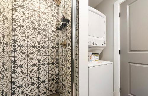 HostWise Stays - 2 King Beds, Free Street Parking, North Side Gem - Foto 21