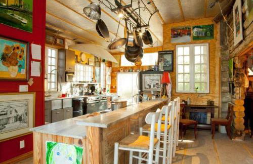 Eclectic Riverfront Log Cabin and Artist Retreat for Groups in Castle Hayne, North Carolina - Foto 10