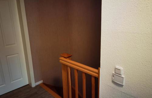 Modernes behagliches Haus mit Kamin, Terrasse und Garten - Foto 21