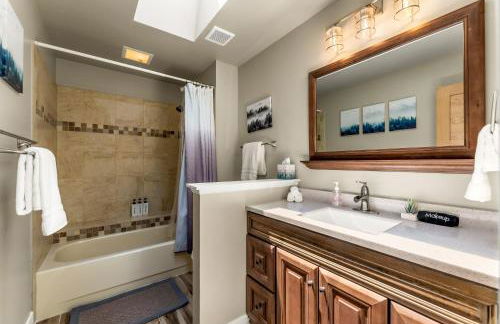 Spacious Comfort in Scenic Monument - Foto 43