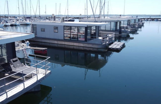 Hausboot in Boltenhagen - Photo 1