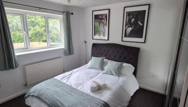 Bright & Cozy 3 Bed House with Parking - Foto 5, towels, wardrobe