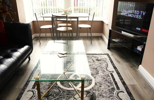 Modern 1 Bedroom Apartment Free Parking WiFi Near City Centre - Photo 7