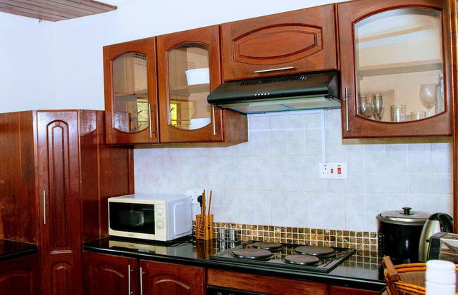 Lush Gardens Apartment 2 - Photo 5