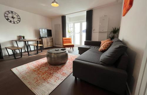 Stylish 2 Bed Riverside Flat, Single or Kingsize beds, Free Parking - Photo 1