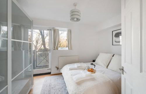 2BR Waterside Flat Parking WiFi Garden & DLR Nearby - Foto 1