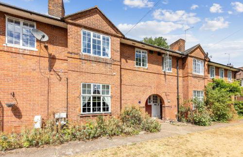 Modern and Comfortable Spacious 3 Bedroom House with Large Private Garden - Foto 2