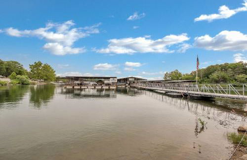 Lavish Retreat with Decks, Steps to Table Rock Lake! - Foto 44