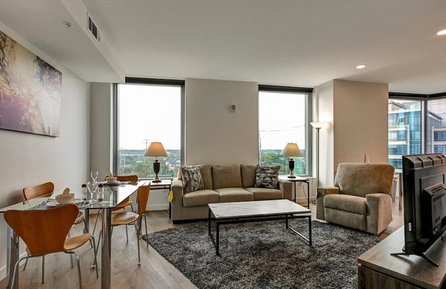 Global Luxury Suites at Town Center - Photo 9
