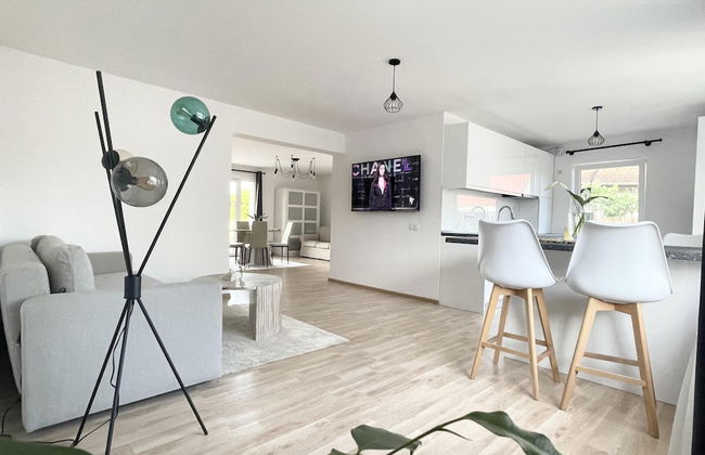 Impeccable 2-bed House in Albești - Foto 1