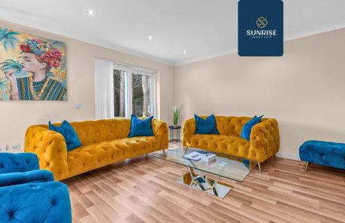 MUIRTON HOUSE - INVOICE and REDUCED PRICE only via SUNRISE SHORT LETS DUNDEE, 4 Bed House, 4 Car Parking, 2 Baths, 5 Smart TVs, Fully Equipped Kitchen, Large Dining and Living Space, Rear Garden, Free WiFi, and ONLY 9 Mins to STANNERGATE Ports - Foto 15