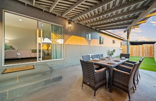 Entire Private Home with 4 Bedrooms 2 Bathrooms, King Bed, 80 TV, Gated Yard, Ranch Style, Available Now - Photo 19