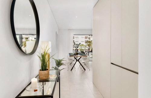 2-Bedroom Beachside Apartment with Pool & Parking - Foto 7