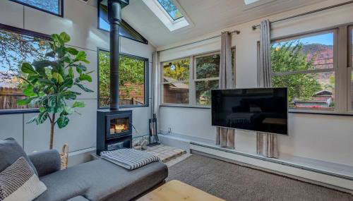 Cozy Modern House seconds from Roaring Fork River - Photo 3