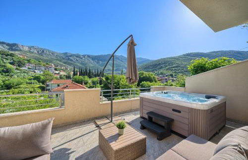 Romantic retreat private jacuzzi and mountain views Split area - Photo 30