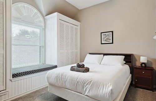 DFW Getaway - 4 Bedrooms Pool Oasis Media Room - Photo 27