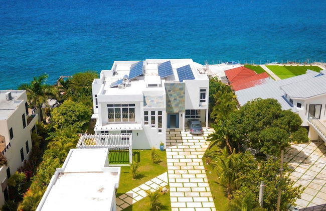 The W Villa 5 B R Oceanfront w Staff - Photo 3