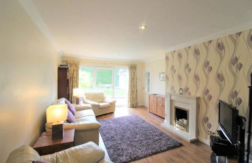 Spacious bungalow - private secure garden - sleeps up to 6 - Photo 1