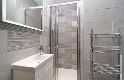 Beautiful 4 Bed Immaculate Condition Refurbished Property - Foto 16