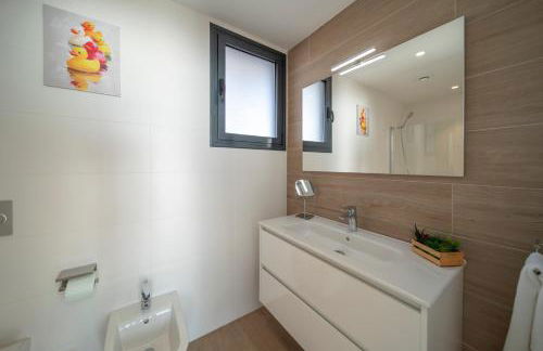 Primera linea de playa con vistas directas al mar-Apartamento premium Albufereta - Photo 21