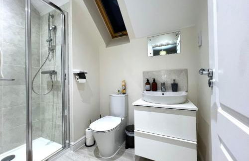 Swan's Place - Large 4bed home, Sleeps 9, Parking x2 & Games room - Foto 55